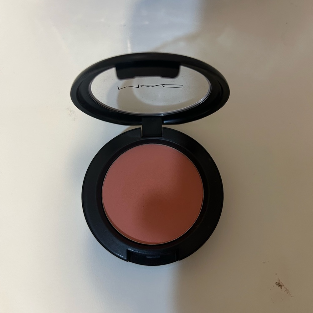 MAC sheertone blush in shade “Peaches”